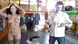 Brunette ، اور ، سنہرے انگریزی سیکس ویڈیو بالوں والی بیل کراہ جبکہ ایک بھٹک guy licks ان کے مقعد سوراخ