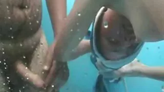 Busty slut چوس بڑے پیمانے فیملی سیکس سٹوری پر چھڑی گہری حلق