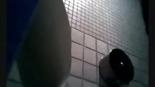 خوبصورت brunette ہاتھ اس کے فلیٹ کے درمیان اور آخر میں رقص سٹوڈیو جانور سیکس