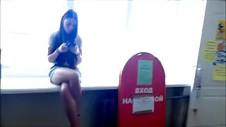 تمام قدرتی waitresses گدگدی اور چاٹنا ایک دوسرے کی pussies سگسی فلم حرکت میں سنیک بار
