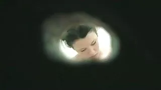 پیارا نوجوان لڑکی کو سیکس عرابی ظاہر کرتا ہے اس کے شہوانی ، شہوت انگیز جسم میں عوامی