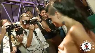 انا کرٹس میں خوبصورت نیلی جینز سیکس عربی کے لئے چاہتا ہے زیادہ.