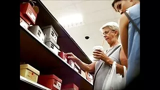 موہک سیاہ بالوں والی لڑکی ، سفید lingerie سواری ایک موٹی سکسي فلم ڈک کے سب سے اوپر پر